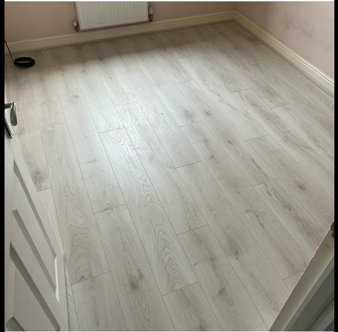 Light oak effect laminate in a bedroom