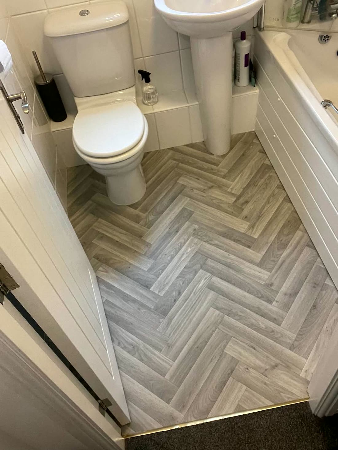 Grey herringbone vinyl in a bathroom
